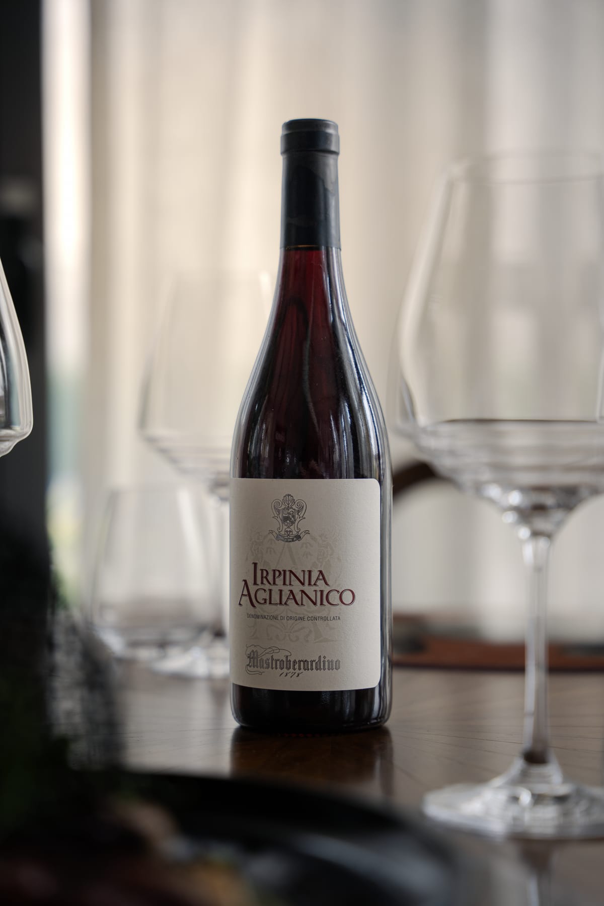Bottiglia di Irpinia Aglianico con un calice