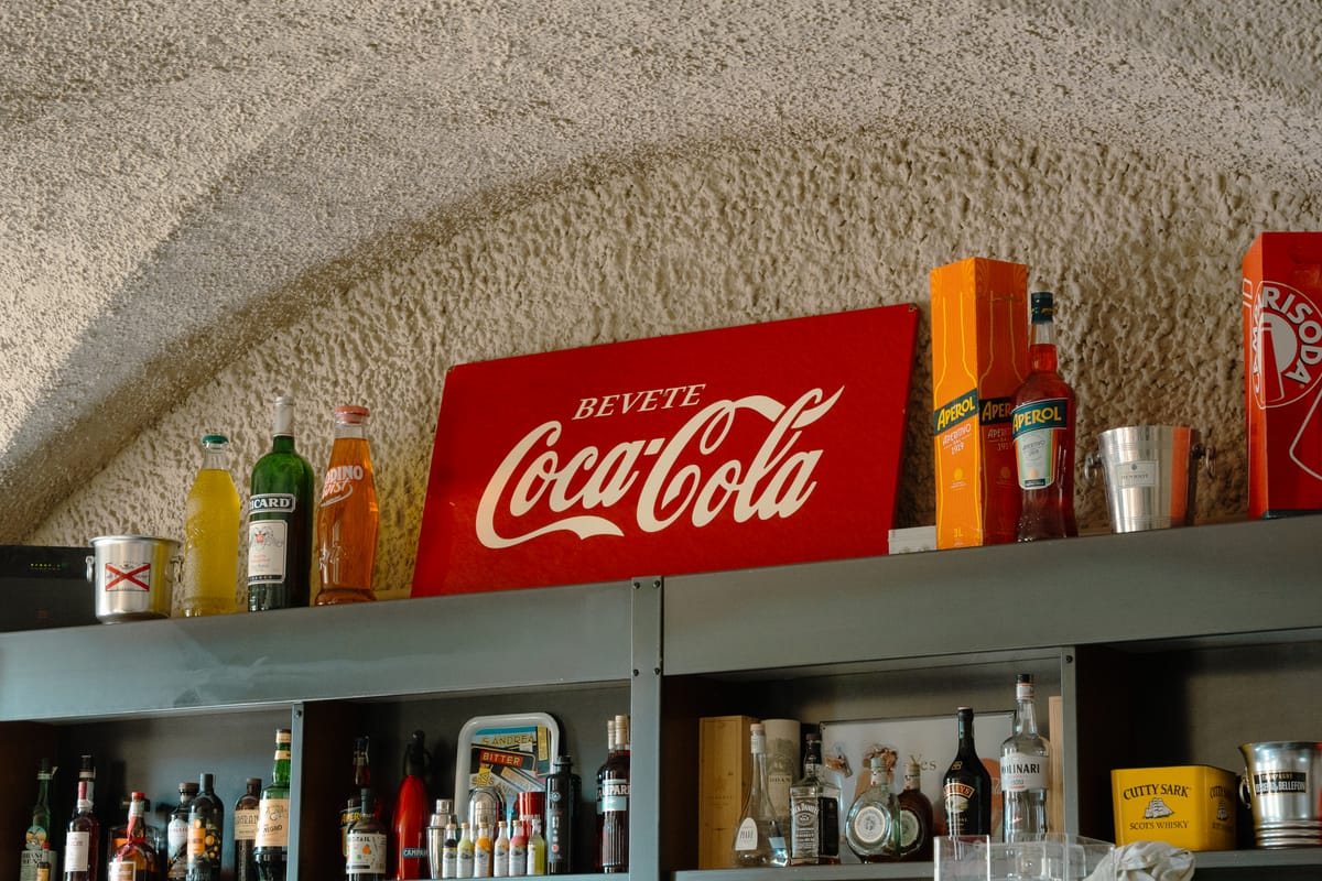 Le bottiglie del bar sotto l'insegna d'epoca