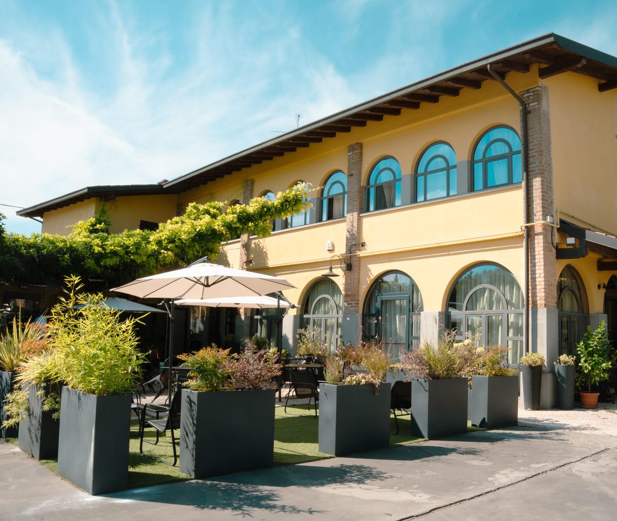 La facciata della cascina con il dehors