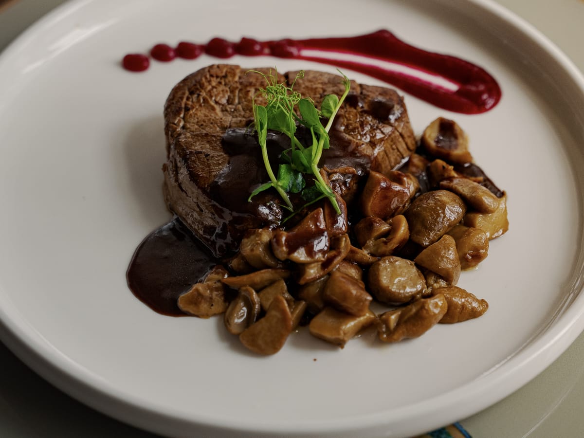 Filetto con funghi e salsa ai frutti rossi