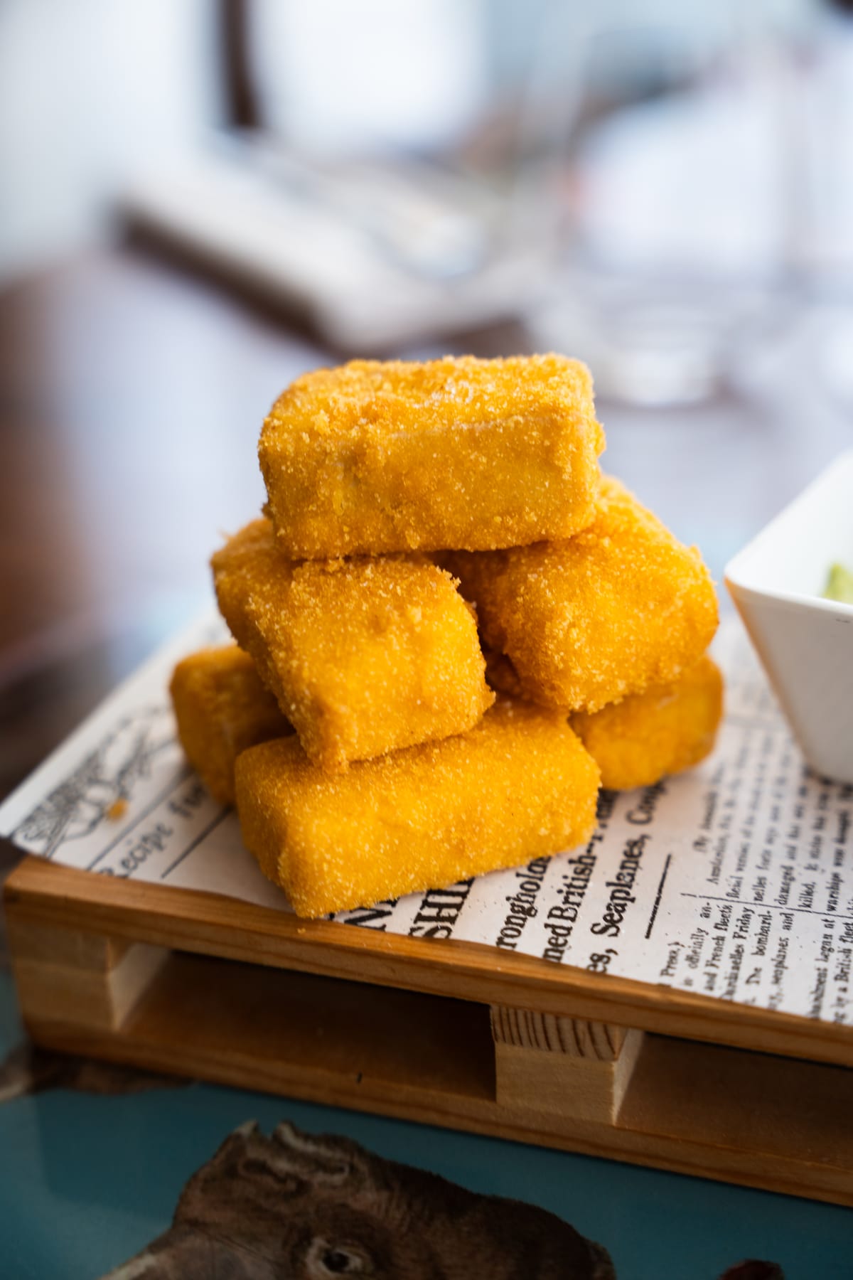 Fritti dorati serviti con una salsa