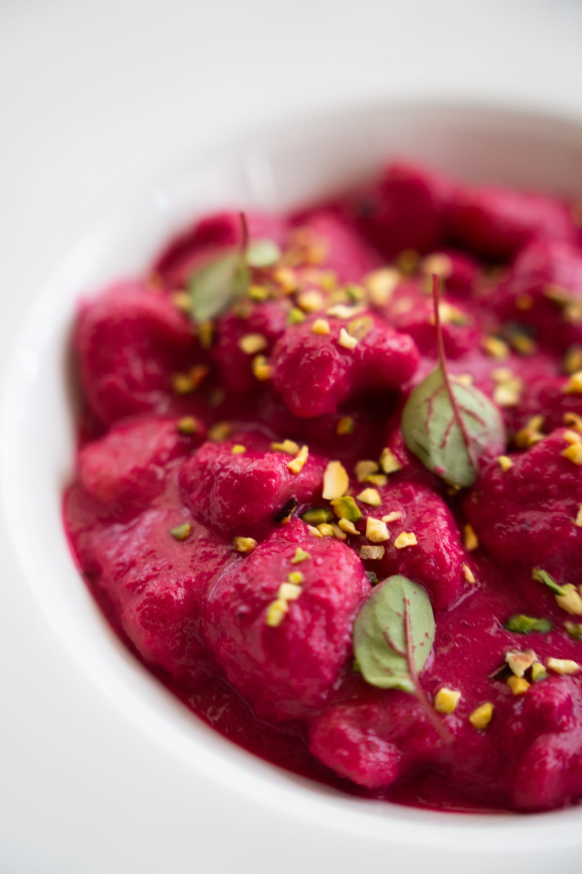 Gnocchi rosa con granella e foglie di salvia