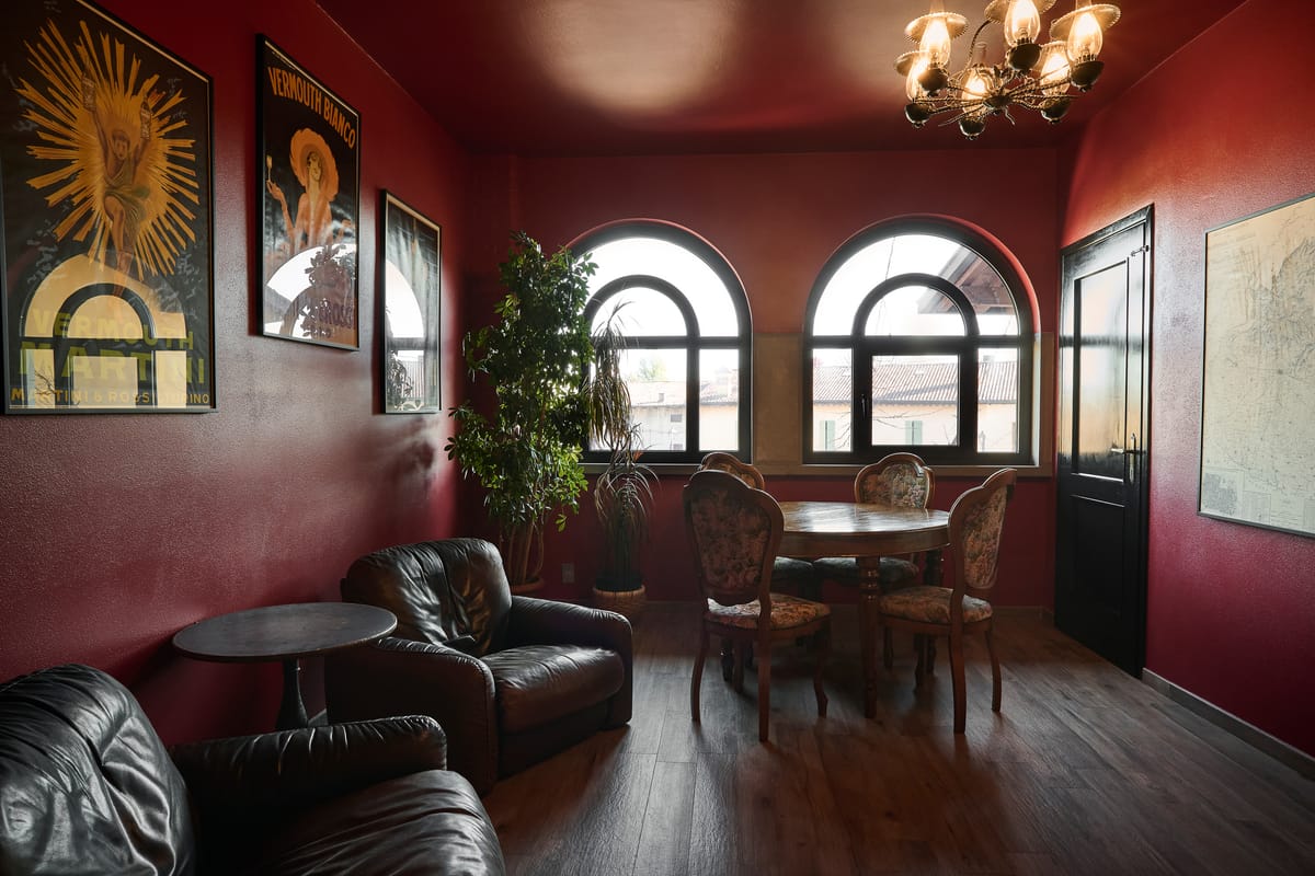 The red lounge with armchairs and arched windows