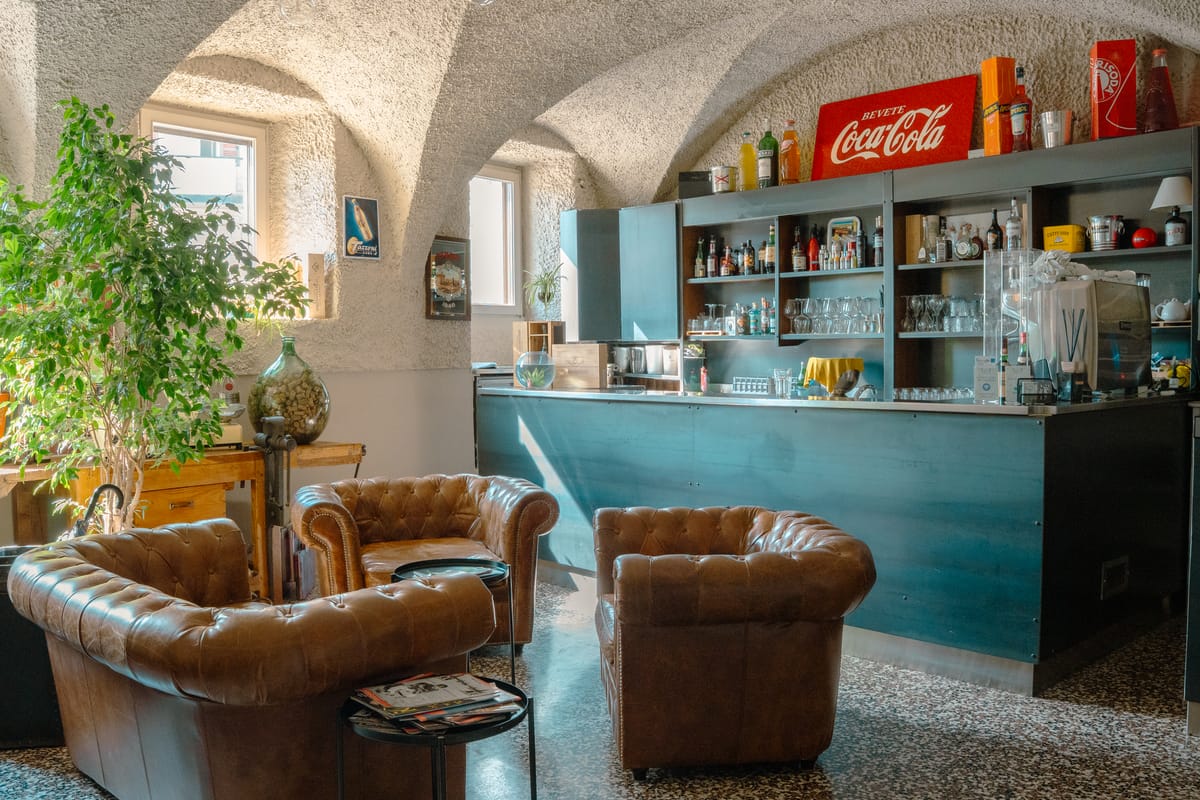 Il salotto con le poltrone in pelle e il bancone del bar