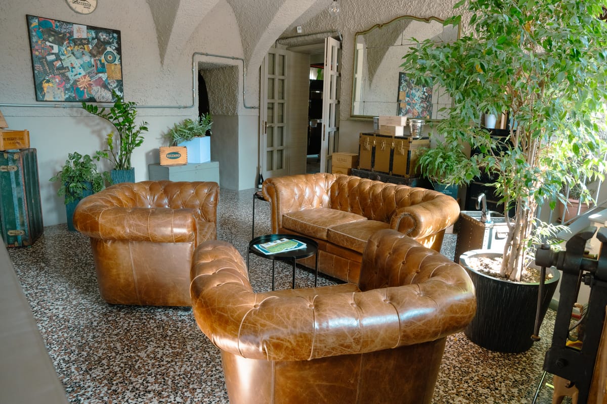 Divani chesterfield sotto le volte bianche