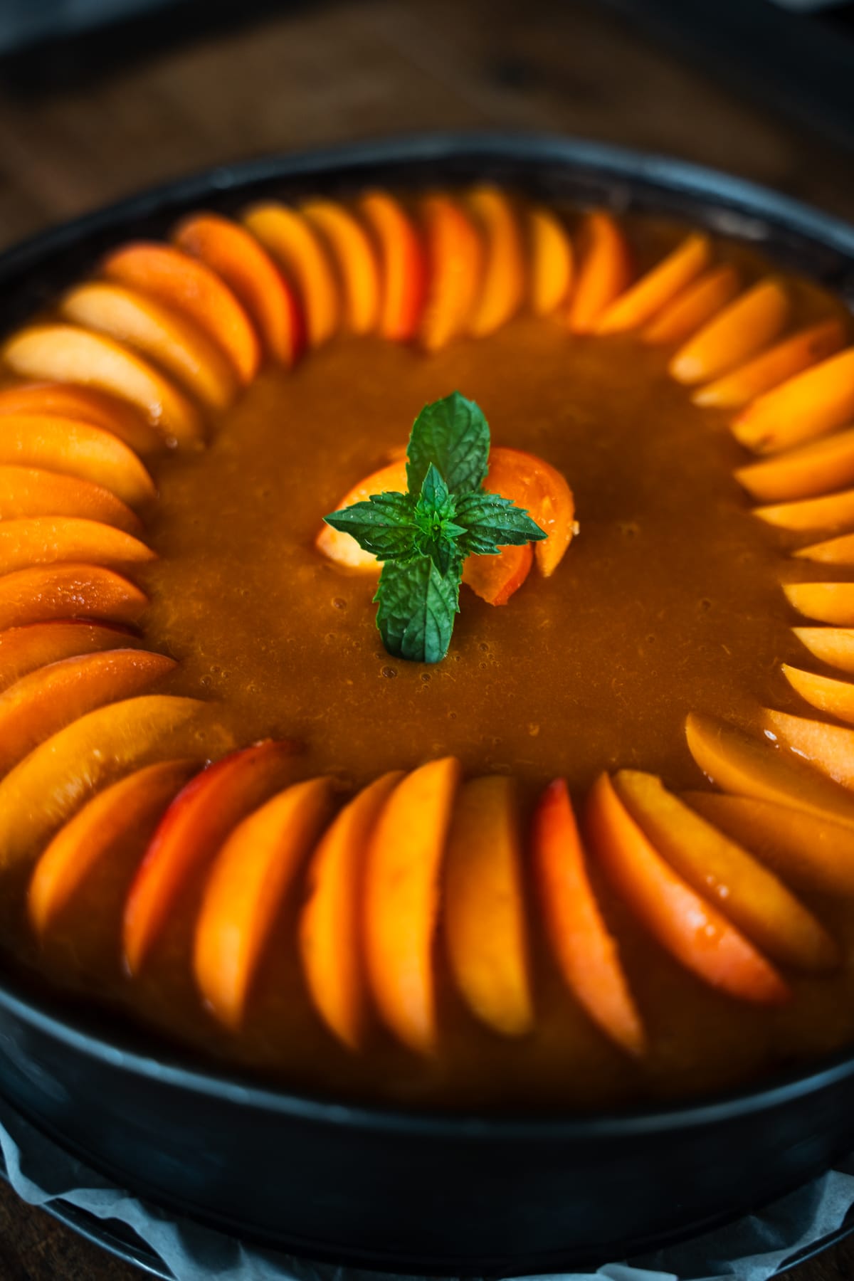 Torta con spicchi di frutta disposti a raggiera