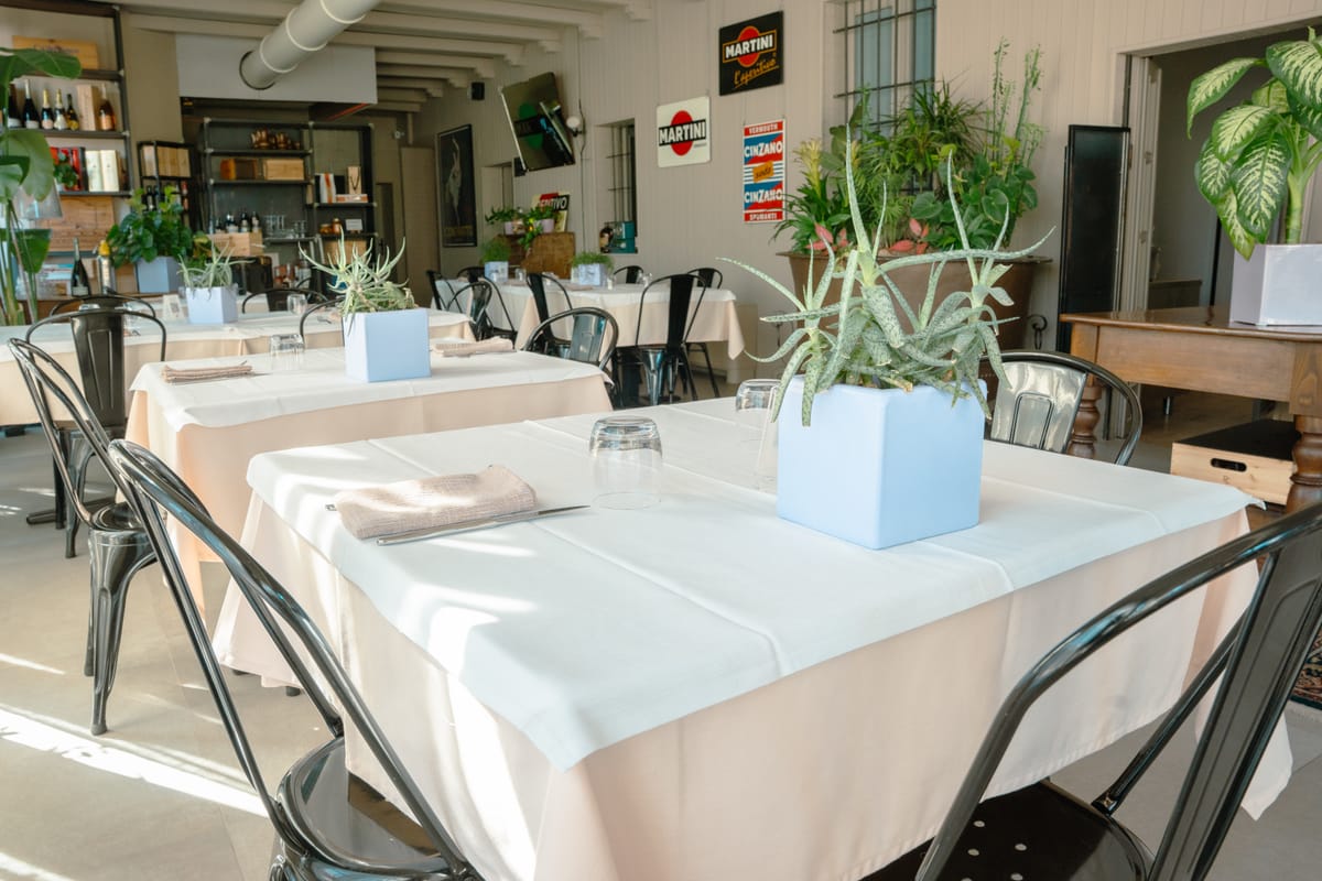 La veranda con le piante sui tavoli